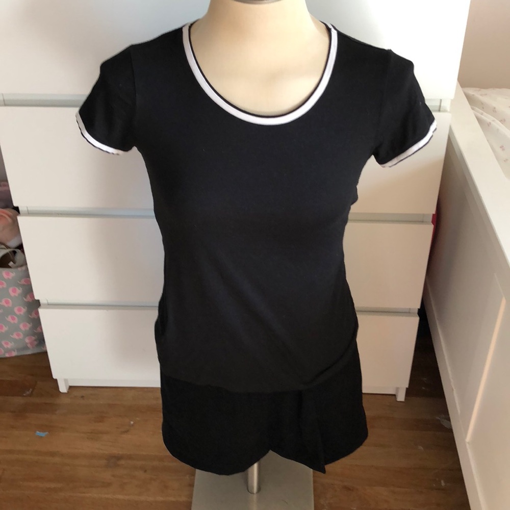 Black shirt sleeve finger tee